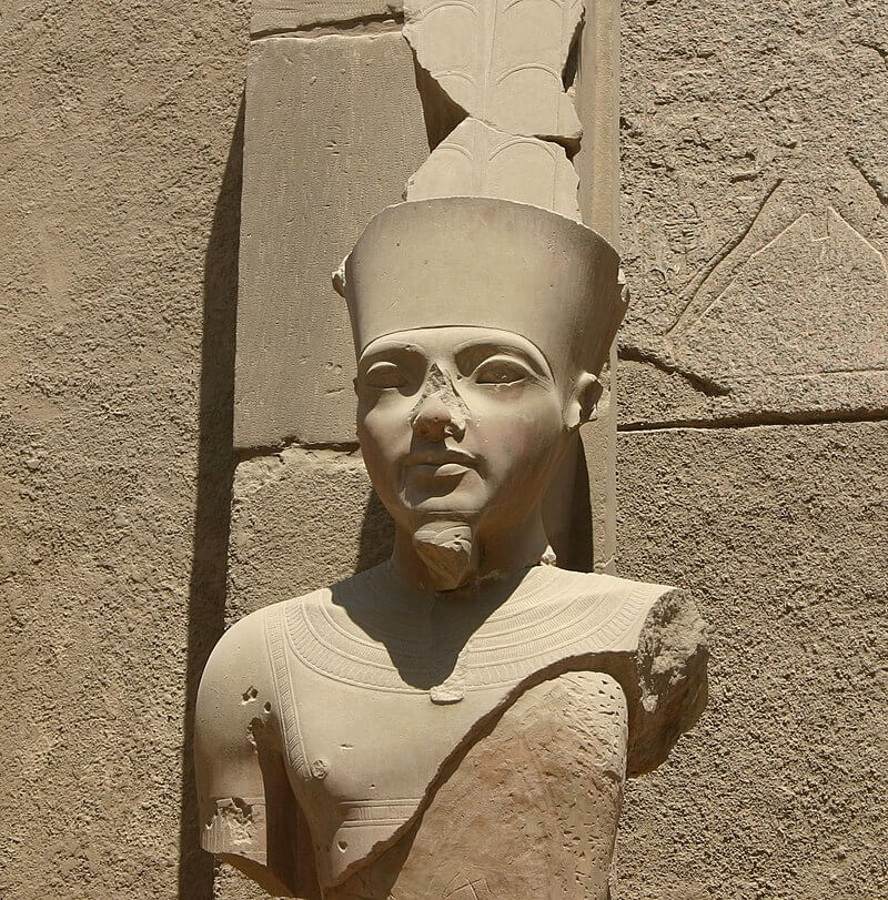Escultura de Tutankamón en Karnak