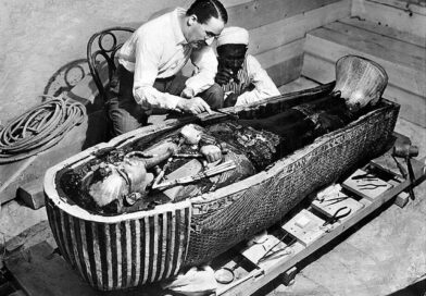 Howard Carter analiza la momia de Tutankamón