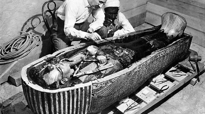 Howard Carter analiza la momia de Tutankamón