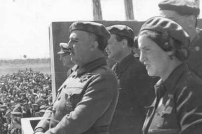 Pilar Primo de Rivera con Franco durante un discurso