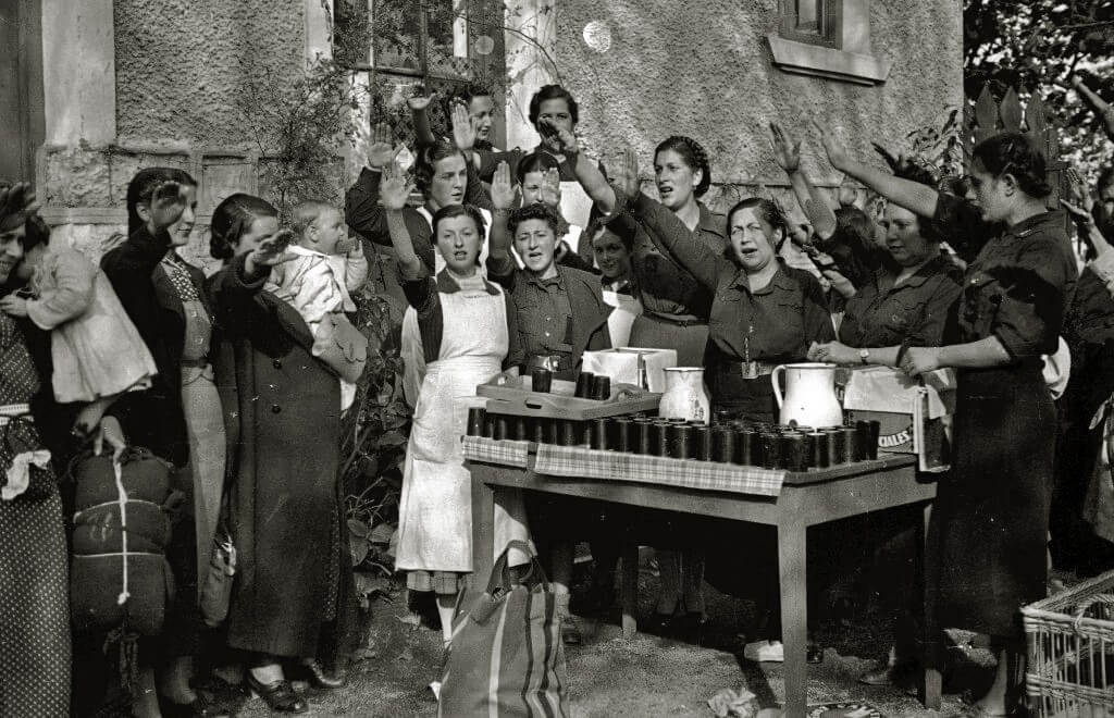 Grupo de mujeres en un reparto de comida de la Sección Femenina y el Auxilio Social